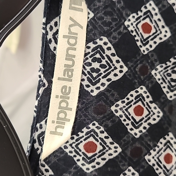 HippIe Laundry Surplice Blouse size Large - Picture 8 of 8